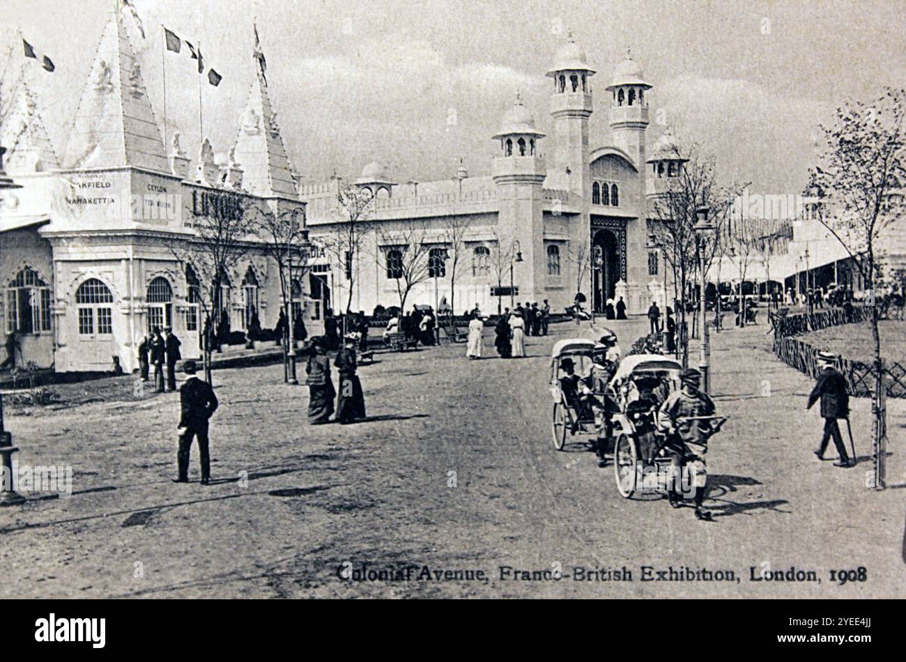 Carte postale de la 'Colonist Avenue' à l'exposition franco-britannique de Londres de 1908. Visibles en arrière-plan sont les pavillons indiens. Banque D'Images