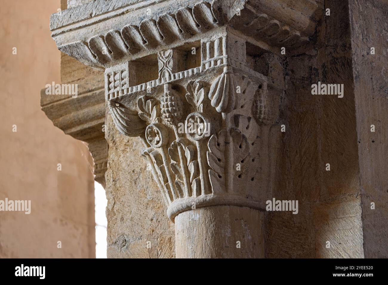 Détails d'une église de style roman de Bourgogne, centre de la France Banque D'Images