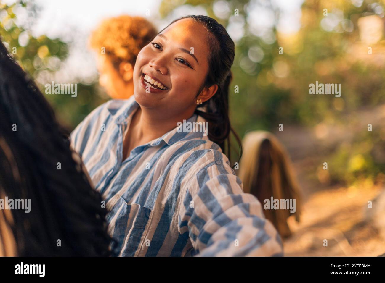 Heureuse jeune femme regardant loin au dîner Banque D'Images