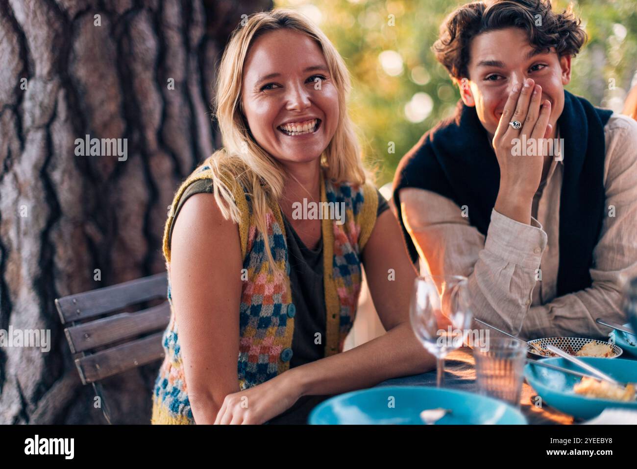 Heureux mâle et femelle riant ensemble au dîner Banque D'Images