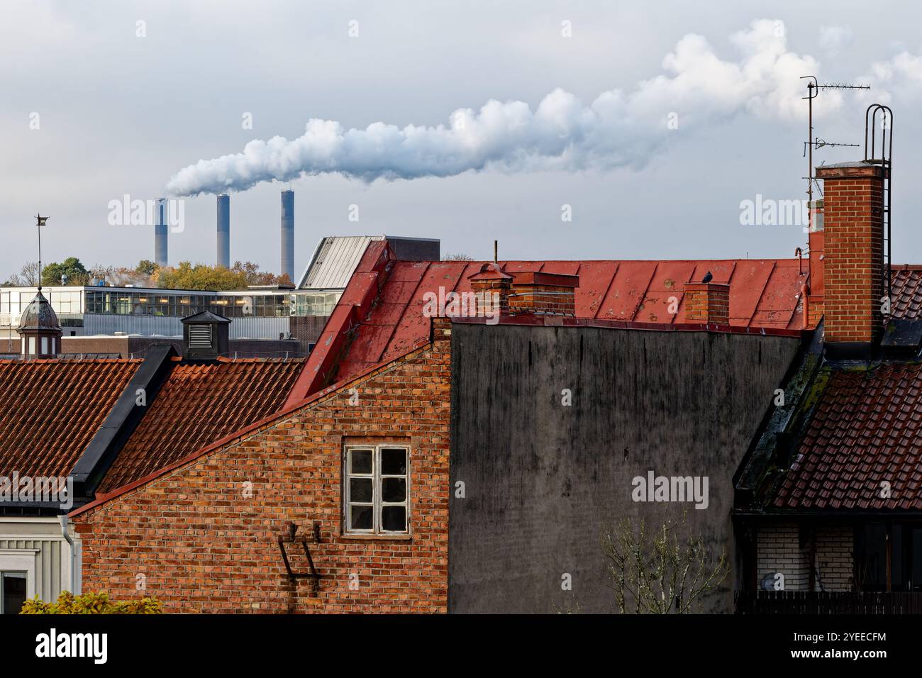 Vieux bâtiments dans le centre de Karlshamn. Au loin fumée d'une centrale au mazout. Banque D'Images