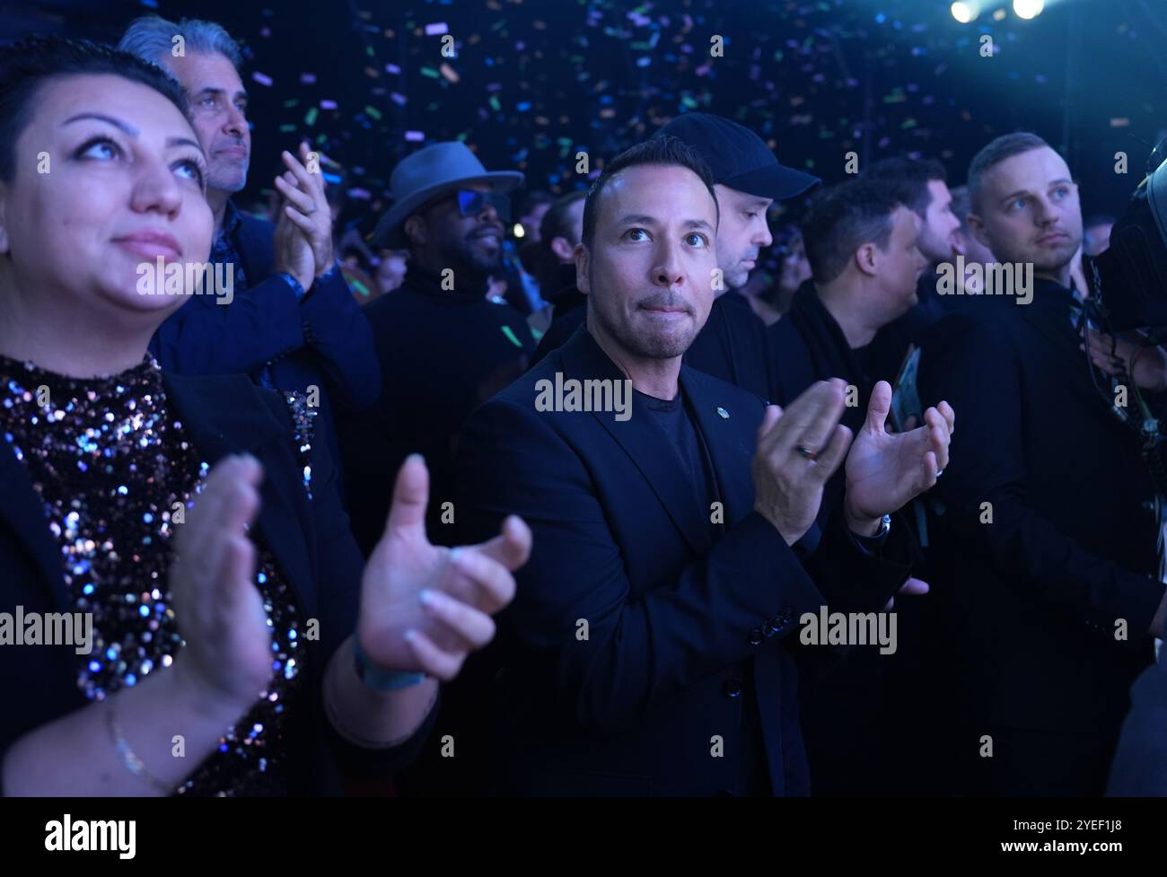 Hambourg, Allemagne. 30 octobre 2024. Howie Dorough (M), chanteur américain et membre du boys band Backstreet Boys, applaudit sur scène au Stage Operettenhaus lors de la première allemande de la comédie musicale de Broadway '& Juliet'. Le jukebox musical raconte une nouvelle interprétation de la célèbre histoire d'amour de Shakespeare, Roméo et Juliette, dans laquelle Juliette ne meurt pas à la fin et commence une nouvelle vie. Crédit : Marcus Brandt/dpa/Alamy Live News Banque D'Images