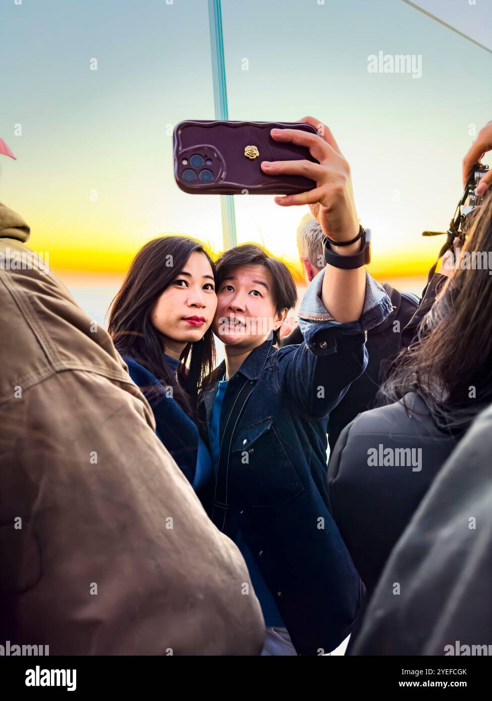 Deux femmes asiatiques prenant un selfie sur l'attraction Edge Sky Deck au coucher du soleil sur la rivière hudson Yards de New york - Image de stock capturée avec un smartphone