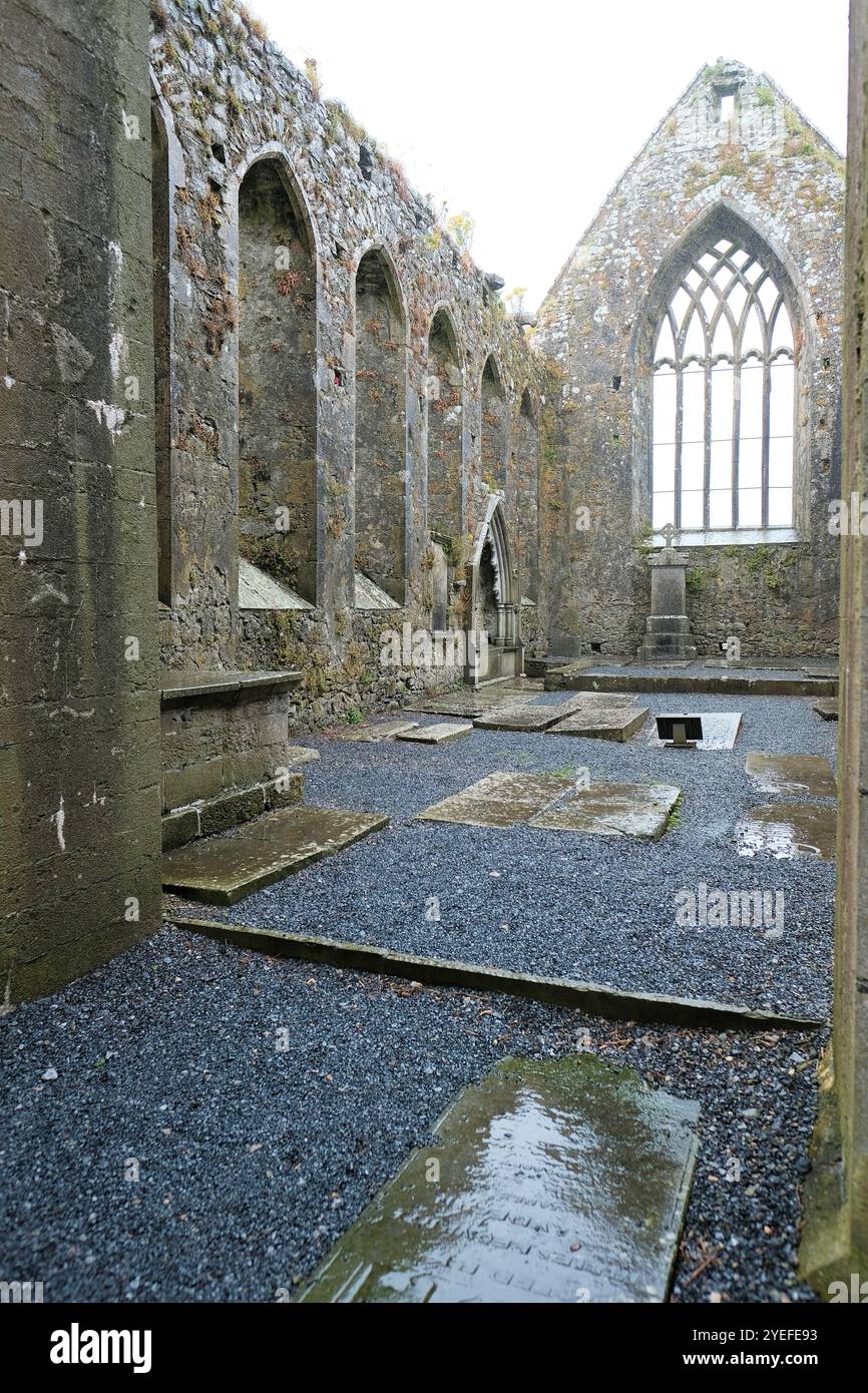 Le prieuré dominicain des saints Pierre et Paul ruine, fondé en 1241 ; Athenry, comté de Galway, Irlande; pierres tombales et dalles, nef de l'église et choeur. Banque D'Images