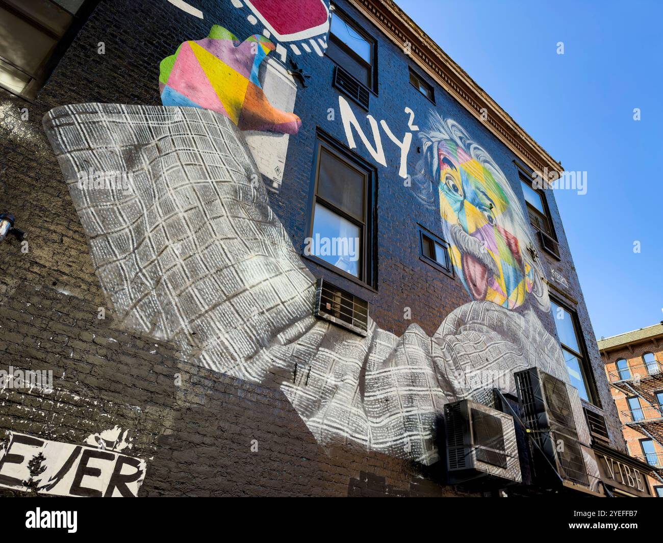 Peinture murale urbaine colorée sur un bâtiment de New York avec une interprétation artistique vibrante d'Albert Einstein We Heart NY. - Image de stock capturée avec un smartphone