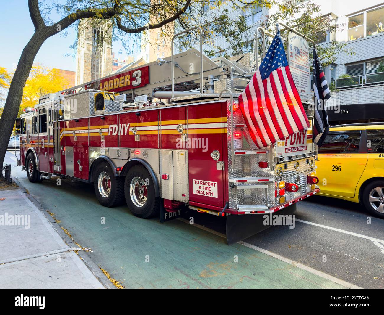 FDNY Fire Truck Ladder 3 garé dans une rue de la ville avec le drapeau américain affiché, montrant la vue arrière manhattan New york City, usa - Image de stock capturée avec un smartphone