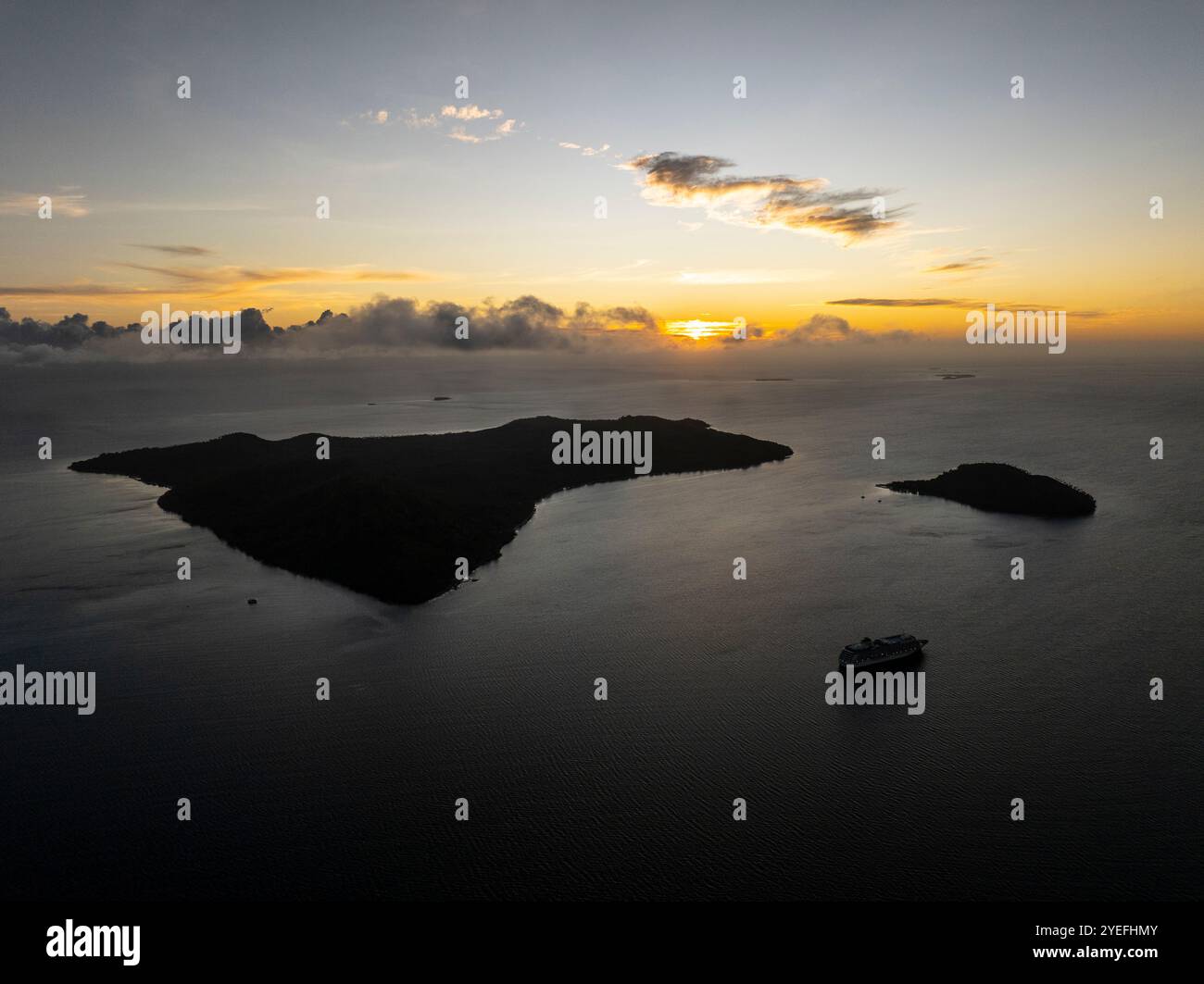 Vue aérienne de l'île Panapompom au lever du soleil avec un grand navire à l'ancre Banque D'Images