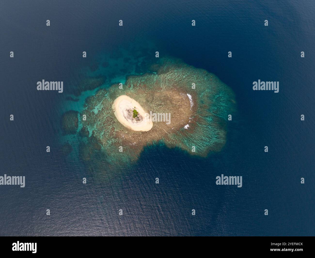 Petite île tropicale entourée d'eau libre Banque D'Images