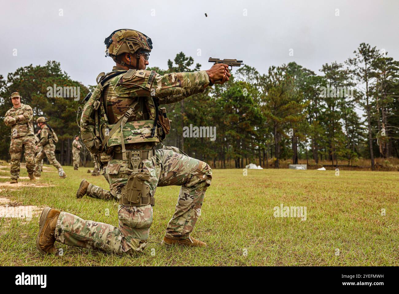 Un conseiller de l'armée américaine affecté à la 1st Security Force assistance Brigade tire un pistolet M17 pendant un programme d'évaluation de la préparation à l'entraînement à ft. Moore, Ga, octobre 30. Le programme d'évaluation de l'état de préparation à la formation est conçu pour tester la capacité des conseillers à appuyer les partenaires des forces de sécurité étrangères dans n'importe quelle situation. Photo de l'armée américaine par Major Jason Elmore. Banque D'Images