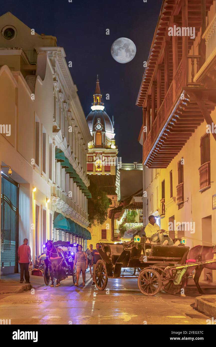 Un coin sur la ville fortifiée contre le dôme de la cathédrale de Carthagène à la lune de nuit Banque D'Images