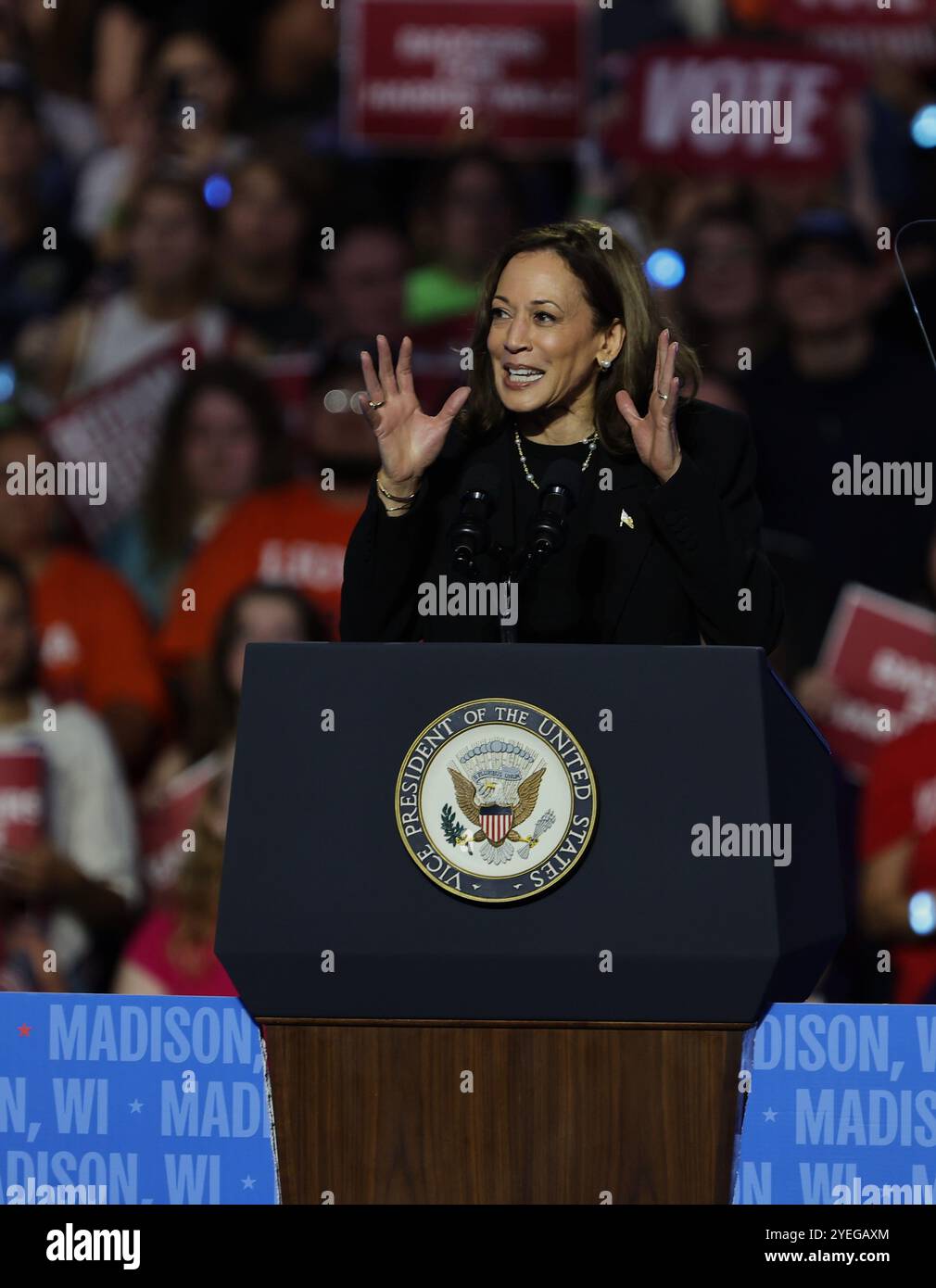 Madison, Wisconsin, États-Unis. 30 octobre 2024. Le vice-président Kamala Harris a parlé à Madison, Wisconsin de retour ici après une visite il y a une semaine, le Wisconsin étant un État dynamique fort pour les élections de 2024. Quand nous votons nous gagnons Rallye musiciens de quête spéciale Gracie Abrams, Mumford & sons, Remi Wolf et d'autres au Veteran's Memorial Coliseum, alliant Energy Center. (Crédit image : © Pat A. Robinson/ZUMA Press Wire) USAGE ÉDITORIAL SEULEMENT! Non destiné à UN USAGE commercial ! Banque D'Images