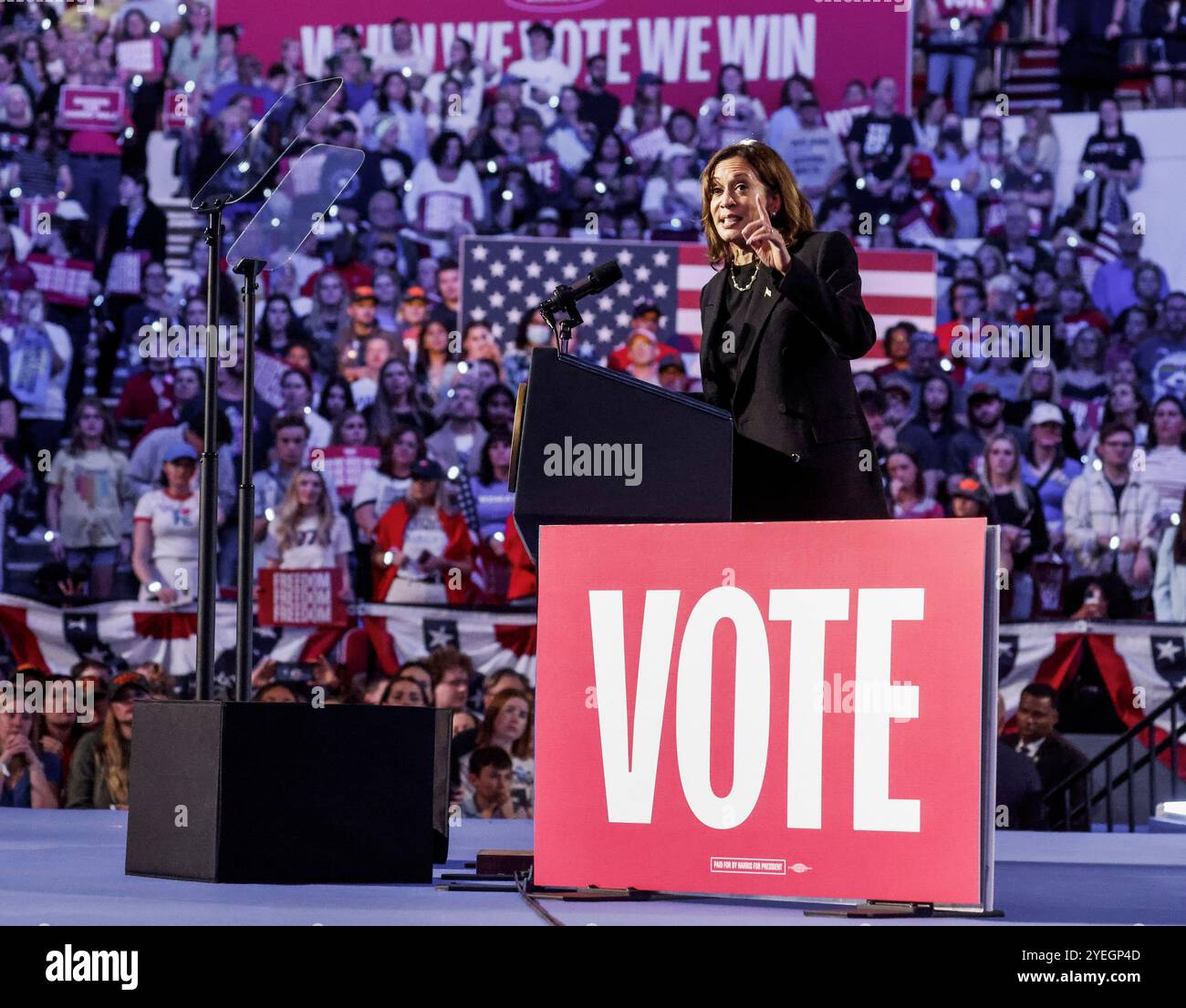 Madison, États-Unis. 30 octobre 2024. La vice-présidente et candidate démocrate à la présidence Kamala Harris prend la parole lors d'un rassemblement « quand nous votons, nous gagnons » au Veterans Memorial Coliseum à alliant Energy Center à Madison, Wisconsin, le mercredi 30 octobre 2024. Harris fait campagne dans les swing states à l'approche des élections du 5 novembre. Photo de Tannen Maury/UPI crédit : UPI/Alamy Live News Banque D'Images