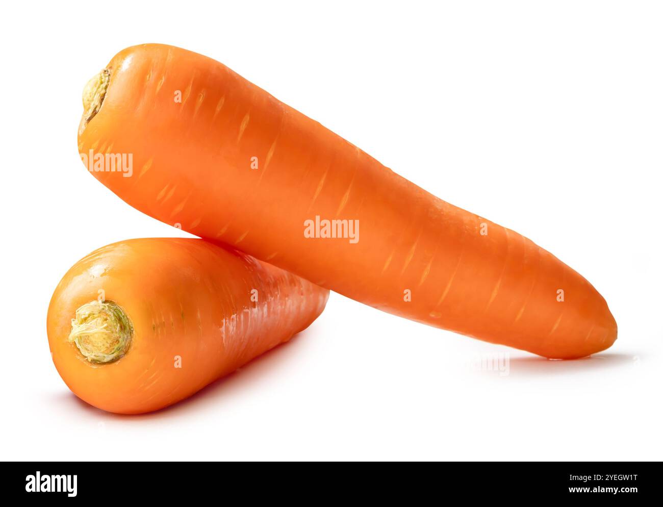 Vue latérale des carottes orange fraîches dans la pile est isolée sur fond blanc avec chemin de détourage. Banque D'Images