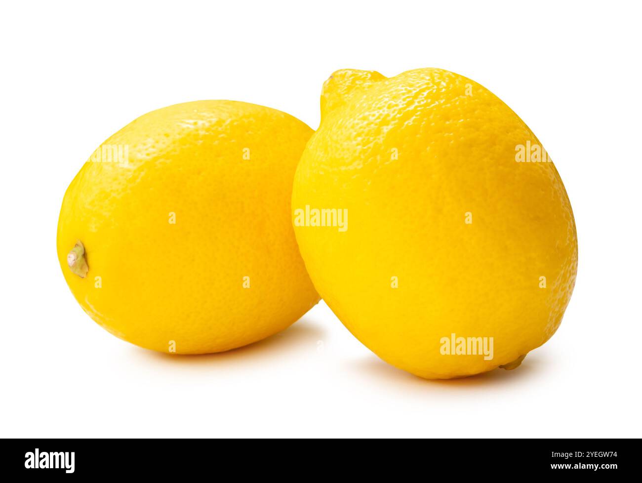 Vue de côté de deux fruits de citron jaune frais mûrs dans la pile est isolé sur fond blanc avec chemin de découpage. Banque D'Images