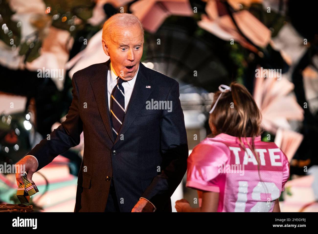 Washington, DC, 30 octobre 2024. Le président des États-Unis Joe Biden réagit à un costume en distribuant des bonbons à des trépidants sur la pelouse sud de la Maison Blanche à Washington, DC le mercredi 30 octobre 2024. Crédit : Bonnie Cash/Pool via CNP/MediaPunch Banque D'Images