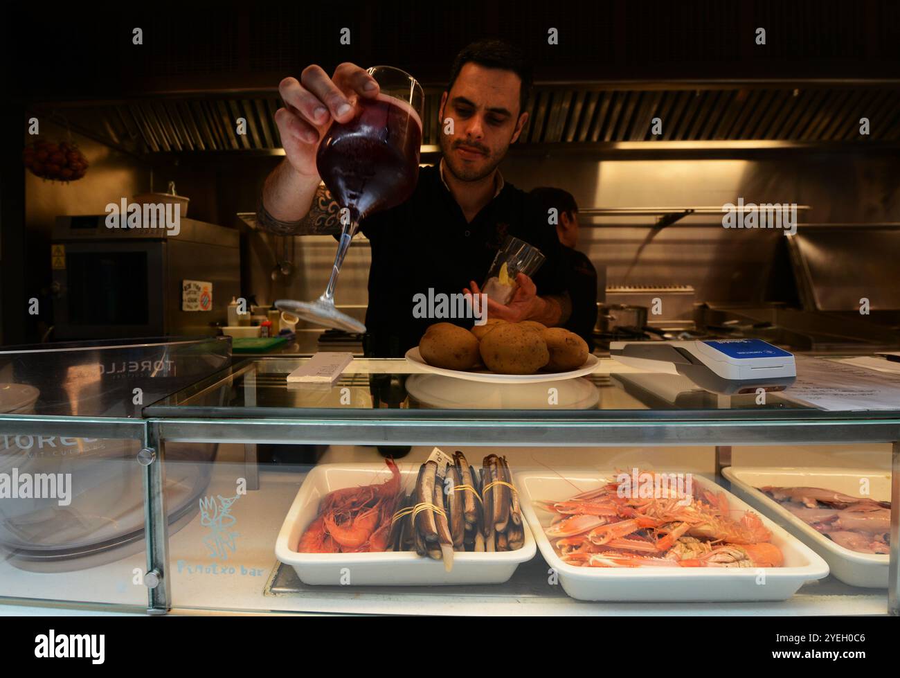 Le bar à tapas Pinotxo au Mercat de Sant Antoni à Barcelone, Espagne. Banque D'Images