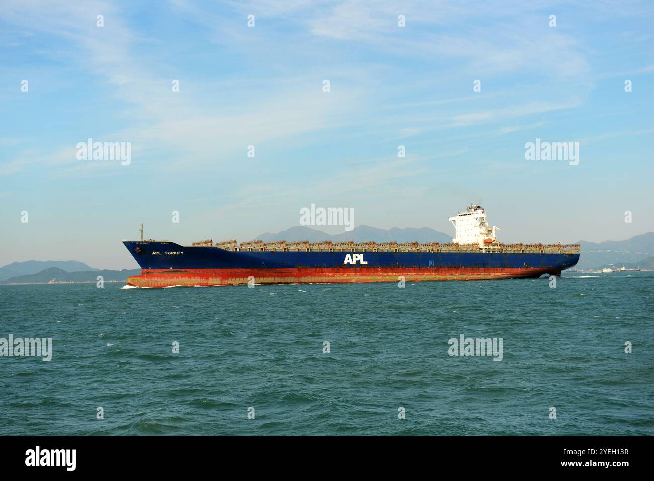 Le porte-conteneurs APL Turkey accoste dans le West Lamma Channel à Hong Kong. Banque D'Images