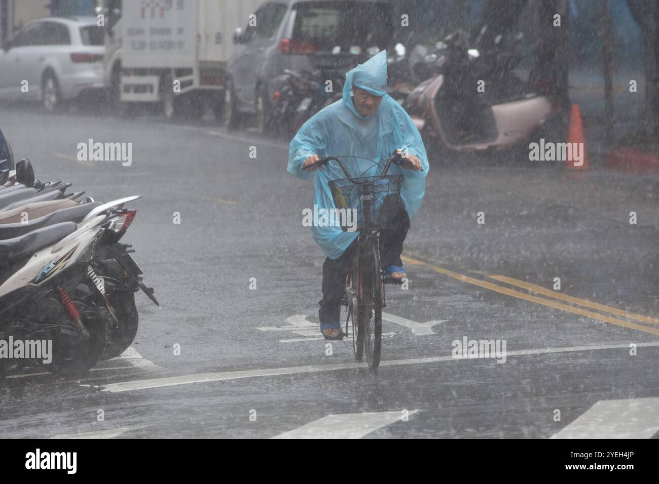 Un résident porte un imperméable en faisant du vélo alors que le typhon Kong-rey a touché tout Taïwan à Taipei le 31 octobre 2024 Copyright : xJameson Wux Banque D'Images