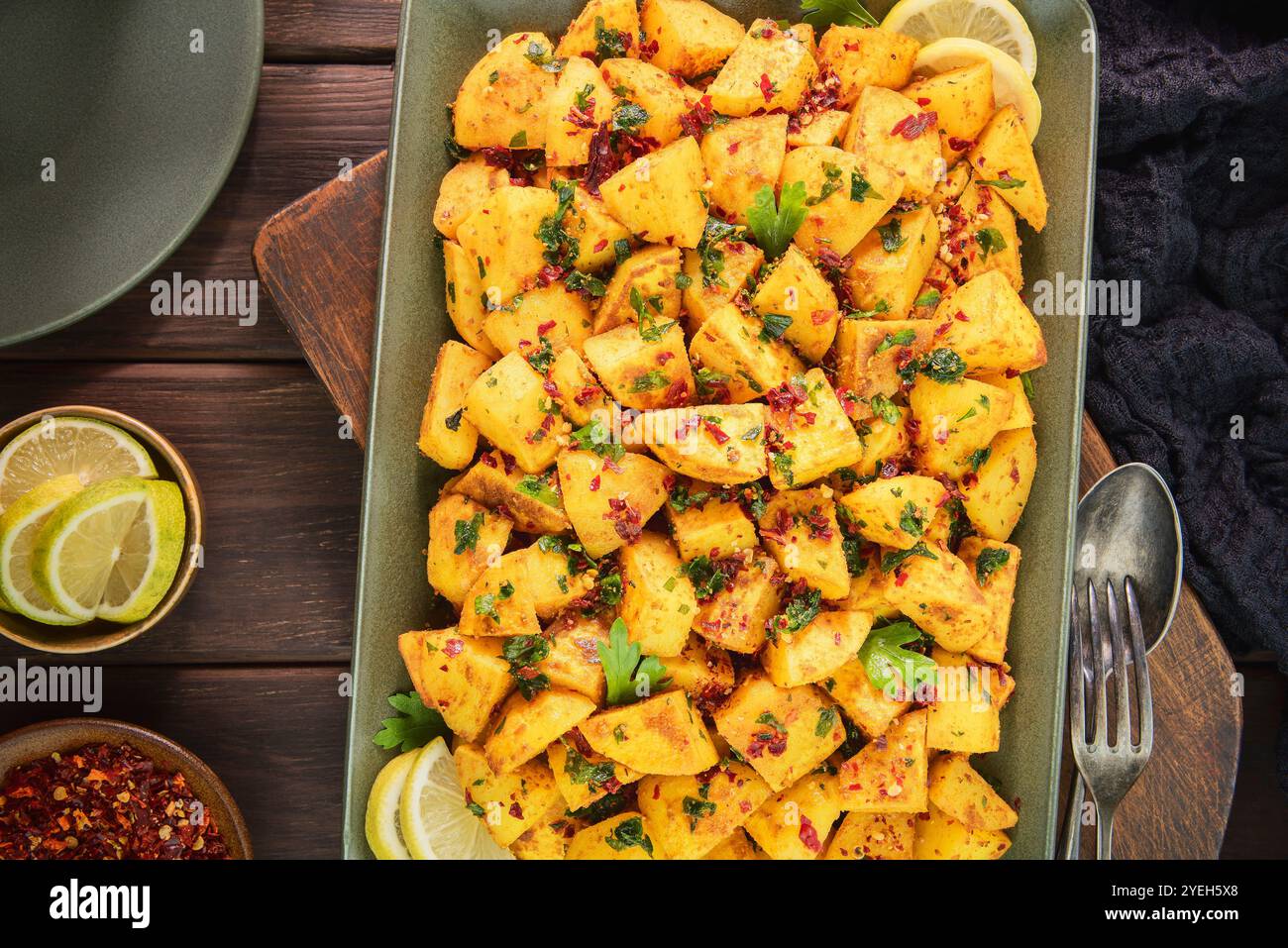 Cuisine arabe ; 'Batata Harra' est un plat traditionnel libanais épicé de pommes de terre qui est plein de saveurs. Il fait partie d'un meze. Banque D'Images