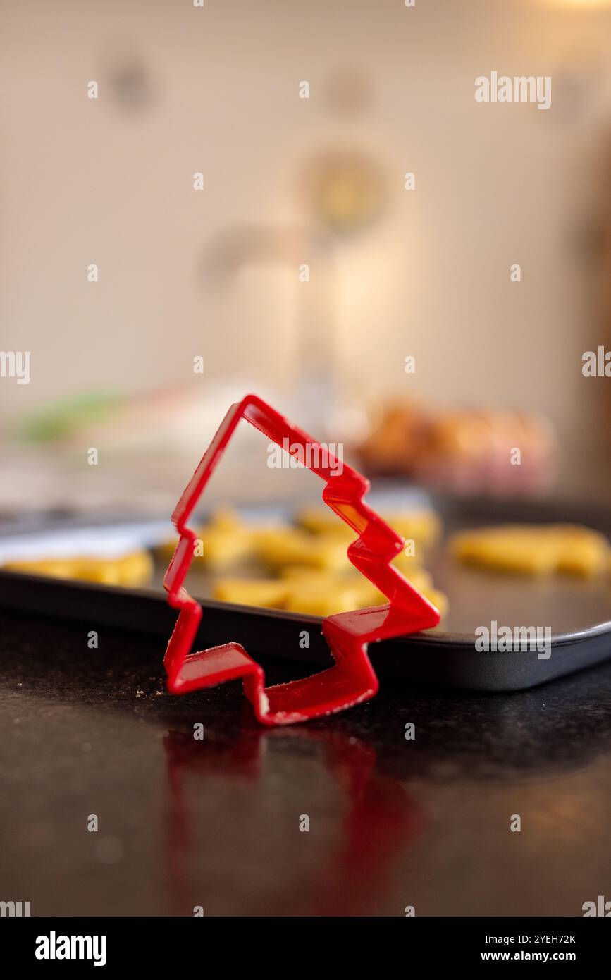 Noël, cuisson des biscuits à l'aide d'un couteau en forme d'arbre, à la maison Banque D'Images