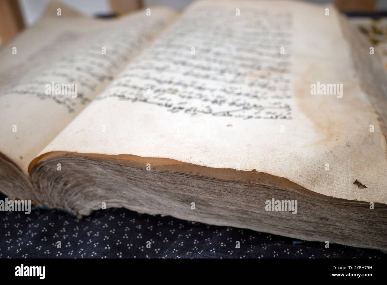 Un vieux livre, manuscrit écrit en arabe dans un ancien bâtiment à Yogyakarta, Indonésie. Banque D'Images