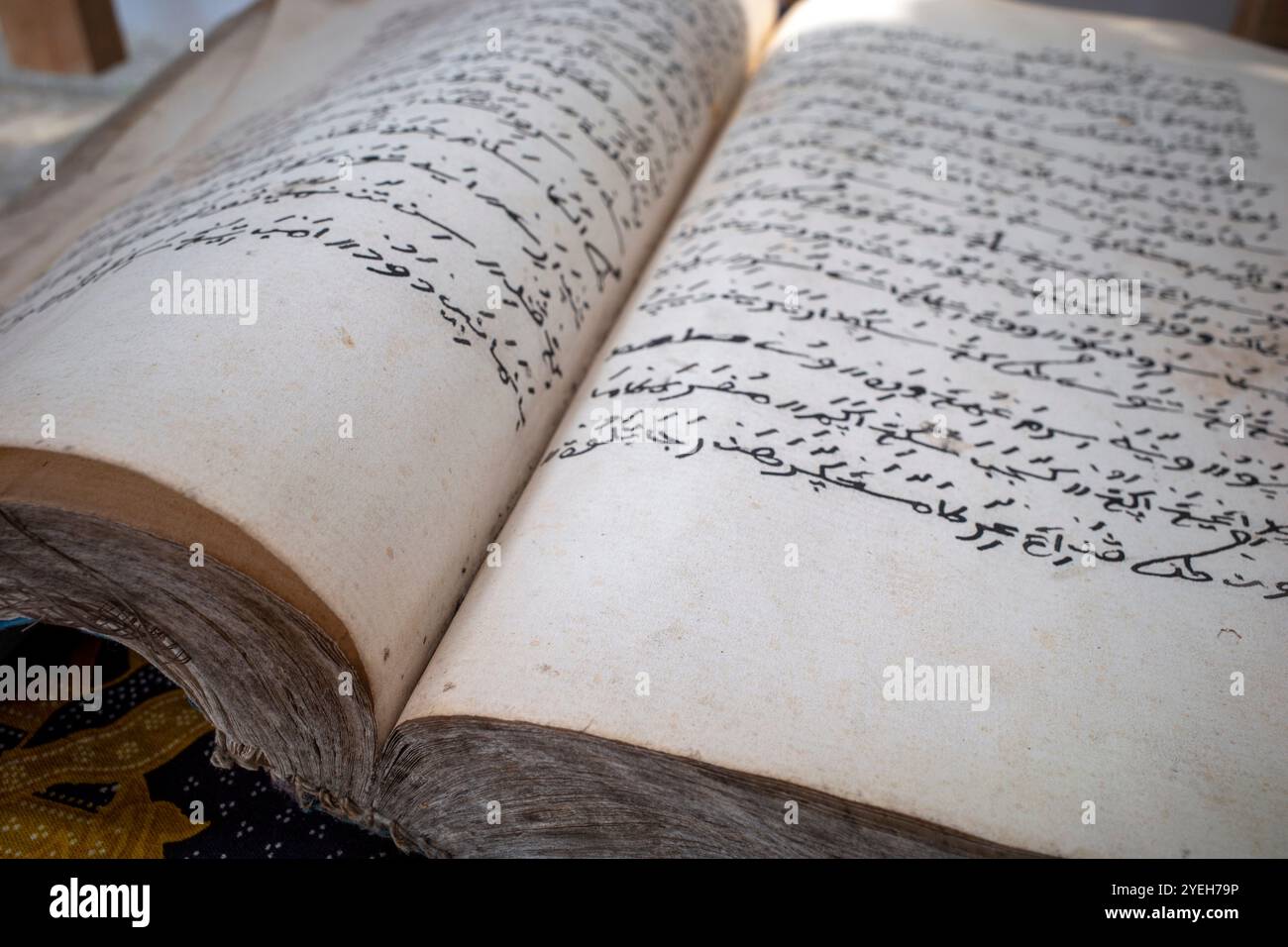 Un vieux livre, manuscrit écrit en arabe dans un ancien bâtiment à Yogyakarta, Indonésie. Banque D'Images