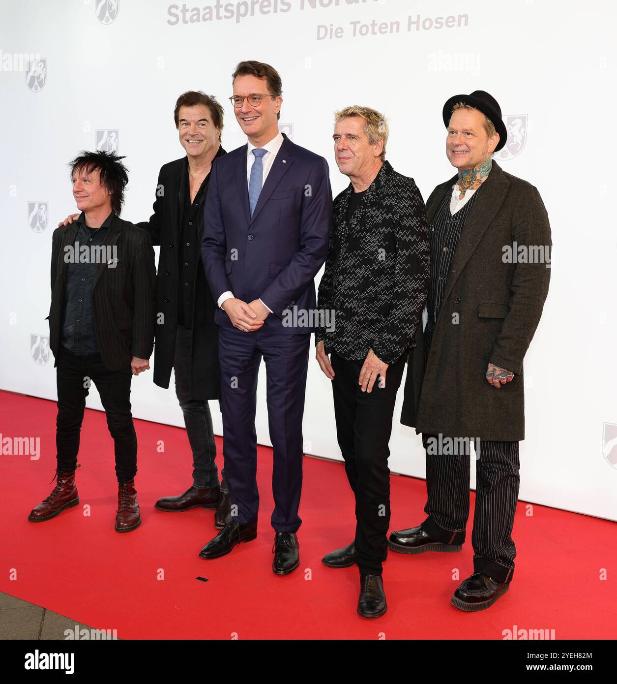 Die Toten Hosen erhalten Staatspreis NRW 2024, NRW-Ministerpräsident Hendrik Wüst mit der Band Am Red Carpet Düsseldorf Apollo Variete NRW Deutschland *** Die Toten Hosen reçoit le NRW 2024 State Prize, NRW Minister President Hendrik Wüst avec le groupe sur le Red Carpet Düsseldorf Apollo Variete NRW Allemagne Banque D'Images