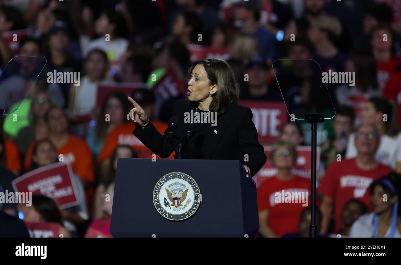 Madison, Wisconsin, États-Unis. 31 octobre 2024. Le vice-président KAMALA HARRIS a parlé à Madison, Wisconsin de retour ici après une visite il y a une semaine, le Wisconsin étant un État dynamique fort pour les élections de 2024. Quand nous votons nous gagnons Rallye musiciens de quête spéciale Gracie Abrams, Mumford & sons, Remi Wolf et d'autres au Veteran's Memorial Coliseum, alliant Energy Center. (Crédit image : © Pat A. Robinson/ZUMA Press Wire) USAGE ÉDITORIAL SEULEMENT! Non destiné à UN USAGE commercial ! Banque D'Images