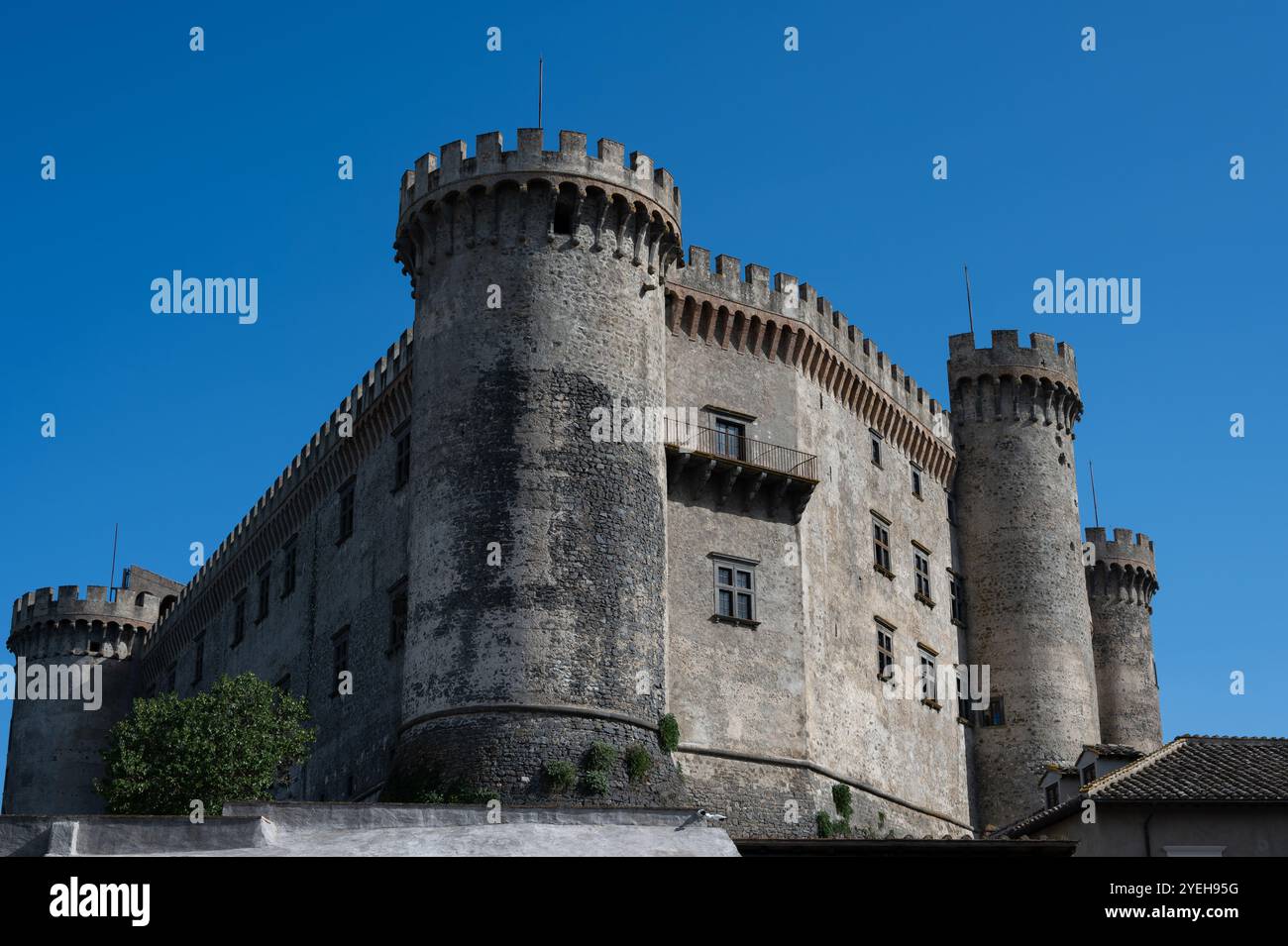 Il est situé dans la municipalité de Bracciano et date du XVe siècle. Composé de trois cercles de murs extérieurs, il a cinq tours, on Banque D'Images