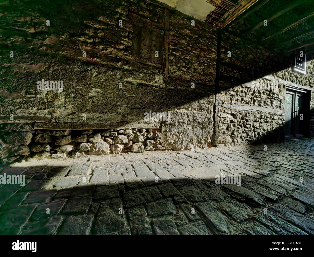 Passage ensoleillé : vue grand angle sur l'extérieur du mur de la maison macédonienne traditionnelle Banque D'Images Passage ensoleillé : vue grand angle sur l'extérieur du mur de la maison macédonienne traditionnelle Banque D'Images