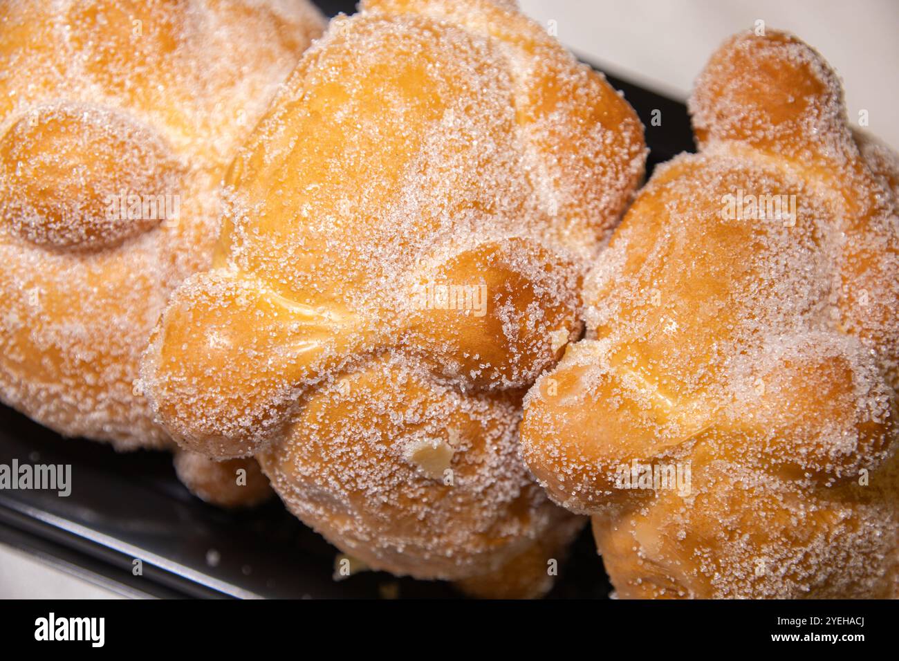 Une image en gros plan de Pan de Muerto (pain des morts) vendu dans un magasin. PAN de Muerto est un pain sucré mexicain traditionnel, fait pour Día de los Muertos. Banque D'Images
