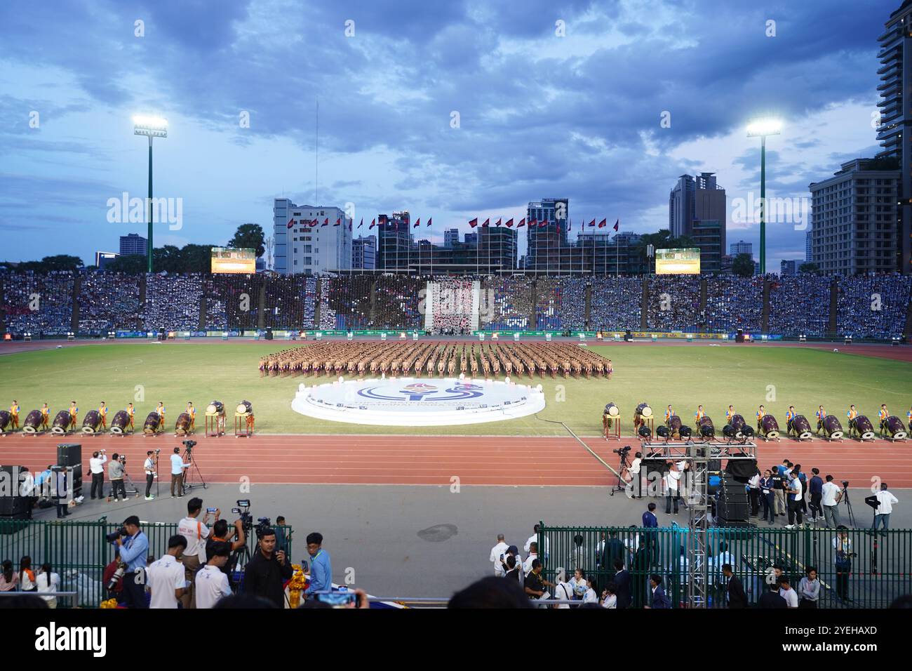 Phnom Penh. 30 octobre 2024. Cette photo prise le 30 octobre 2024 montre la vue générale de la cérémonie d'ouverture des quatrièmes Jeux nationaux à Phnom Penh, Cambodge. Crédit : Sovannara/Xinhua/Alamy Live News Banque D'Images