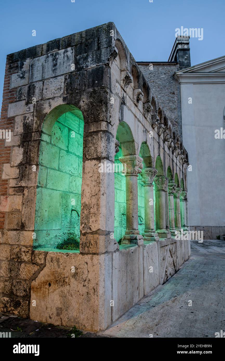 Est une élégante fontaine publique, ainsi qu'un symbole, de la ville d'Isernia. Banque D'Images