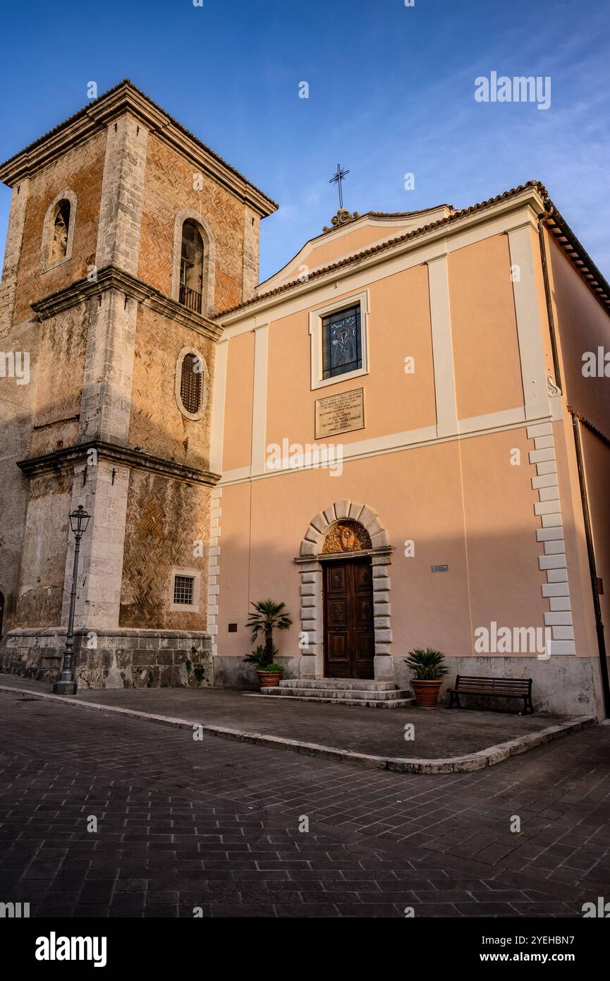 La date de fondation de l'église de Santa Chiara remonte à 1275 et c'est Alferio di Isernia, à ses frais, qui a construit l'église, sur Banque D'Images