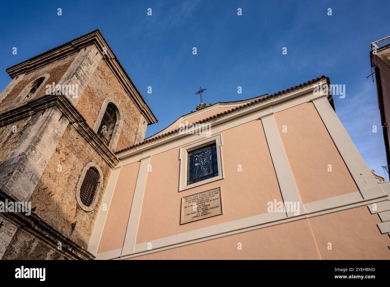 La date de fondation de l'église de Santa Chiara remonte à 1275 et c'est Alferio di Isernia, à ses frais, qui a construit l'église, sur Banque D'Images