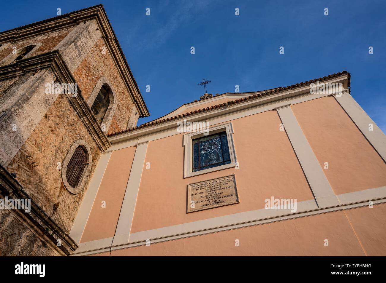 La date de fondation de l'église de Santa Chiara remonte à 1275 et c'est Alferio di Isernia, à ses frais, qui a construit l'église, sur Banque D'Images