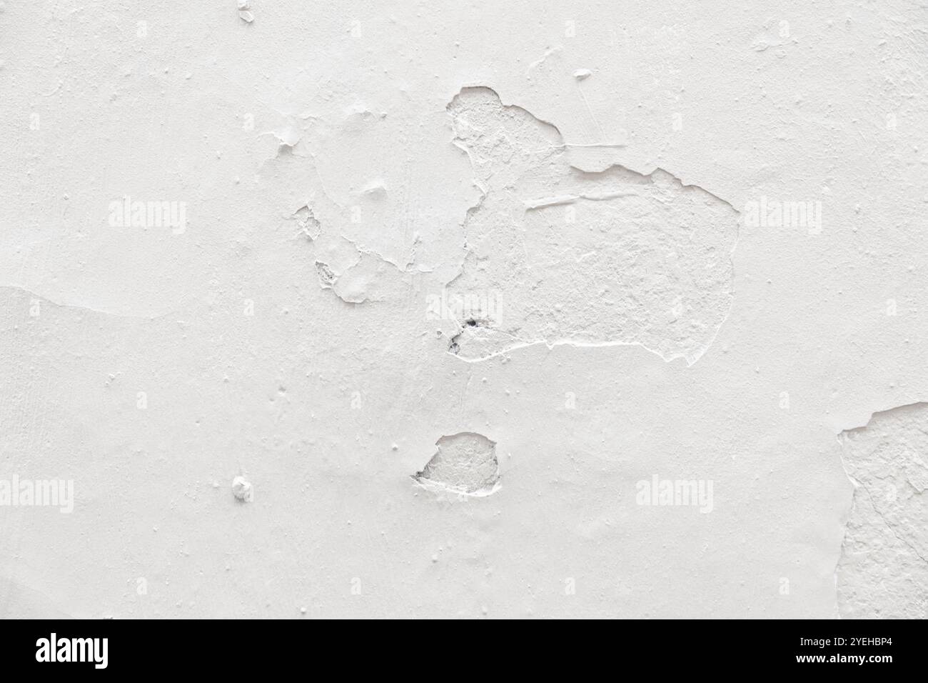 motif de vieux mur de plâtre blanc avec de la peinture blanche comme fond harmonique symbolisant le temps Banque D'Images