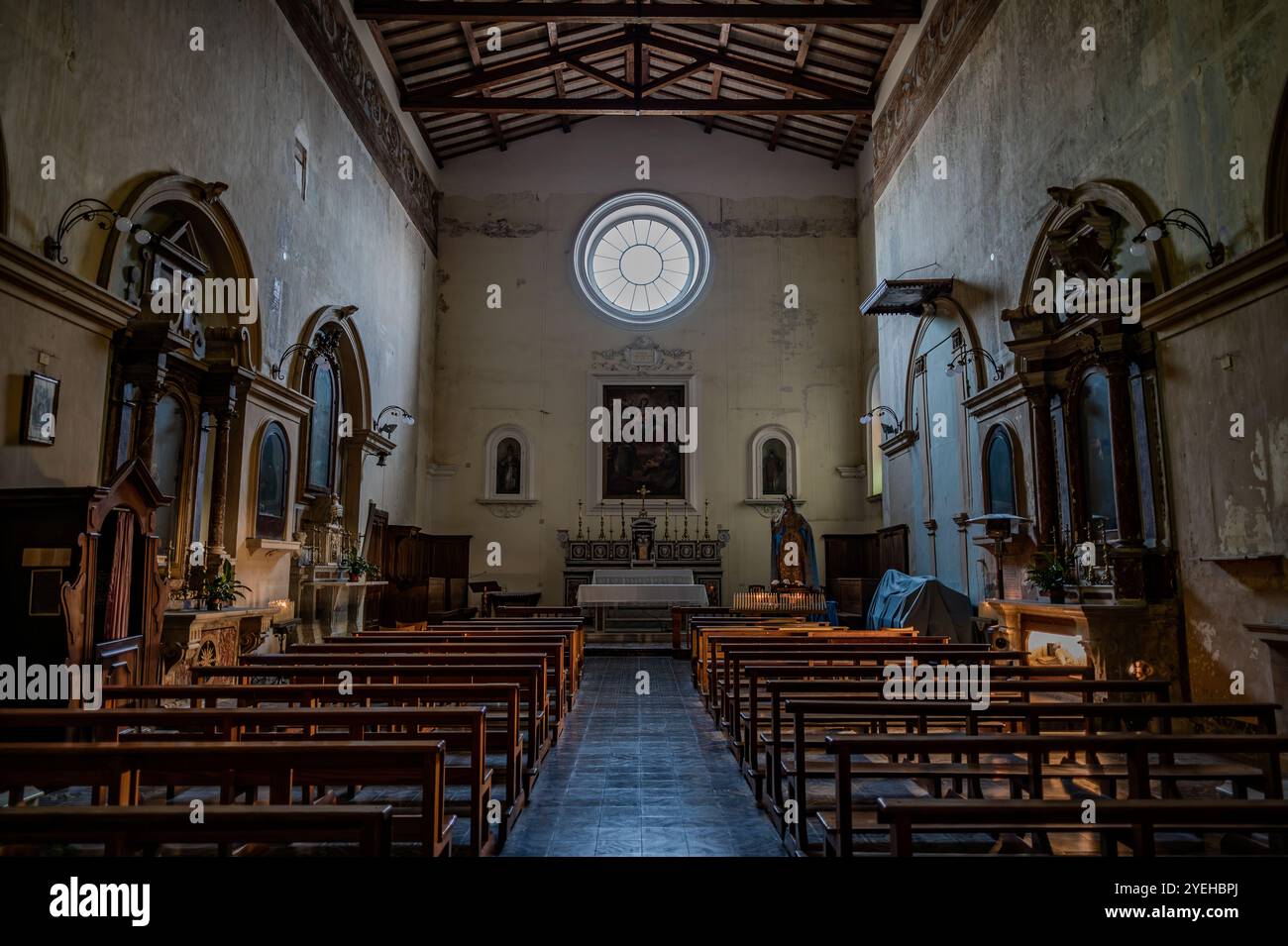 La date de fondation de l'église de Santa Chiara remonte à 1275 et c'est Alferio di Isernia, à ses frais, qui a construit l'église, sur Banque D'Images