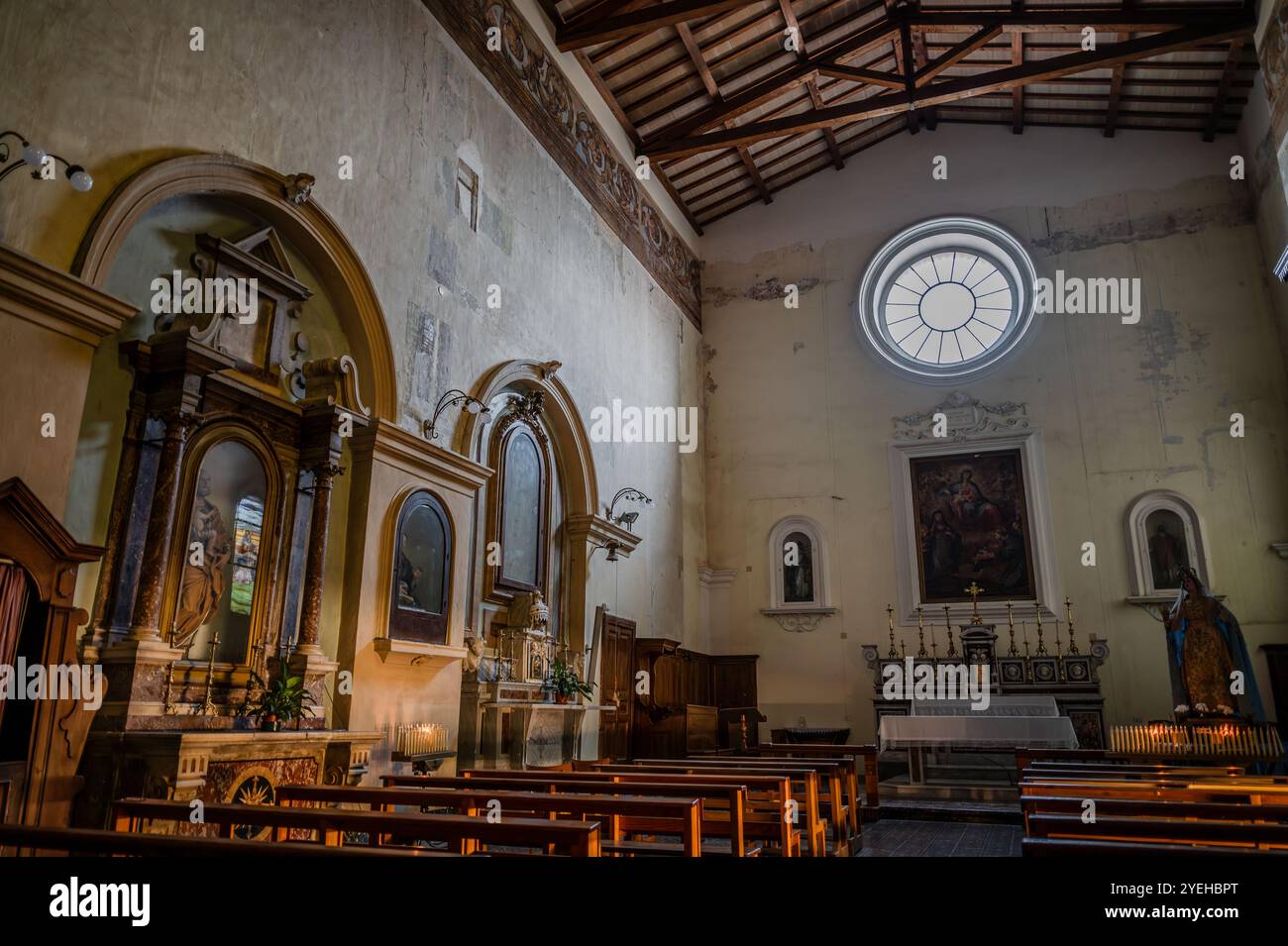 La date de fondation de l'église de Santa Chiara remonte à 1275 et c'est Alferio di Isernia, à ses frais, qui a construit l'église, sur Banque D'Images