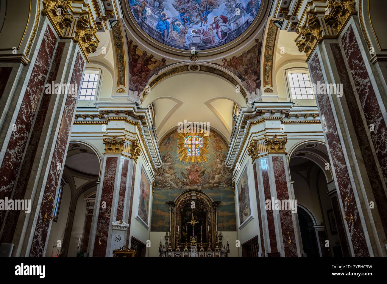 Isernia, Molise. La cathédrale Saint-Pierre l'Apôtre est le bâtiment catholique le plus important de la ville d'Isernia, église mère du diocèse Banque D'Images