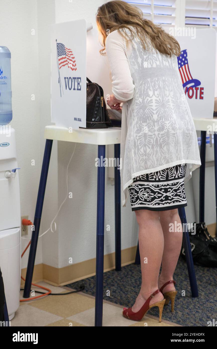 Wahlen in den USA 2012 Santa Monica, Californie - 6. Novembre 2012 : Bürger von Santa Monica, westlich gelegene Küstenstadt von Los Angeles, geben im Wilshire House, 1125 Third Street in Santa Monica ihre Wahlstimme für Obama oder Romney ab. Californie Banque D'Images