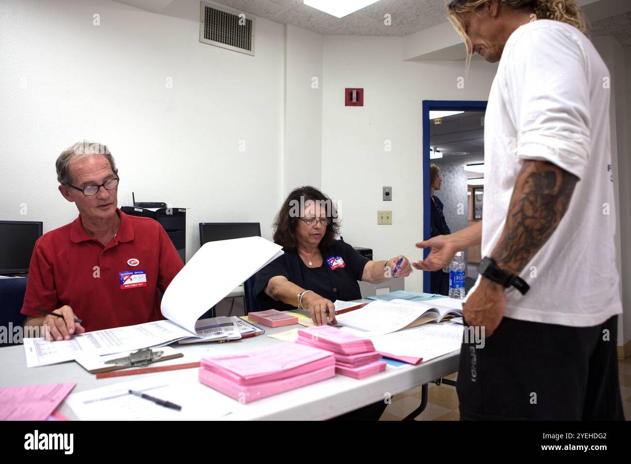 Wahlen in den USA 2012 Santa Monica, Californie - 6. Novembre 2012 : Bürger von Santa Monica, westlich gelegene Küstenstadt von Los Angeles, geben im Wilshire House, 1125 Third Street in Santa Monica ihre Wahlstimme für Obama oder Romney ab. Californie Banque D'Images