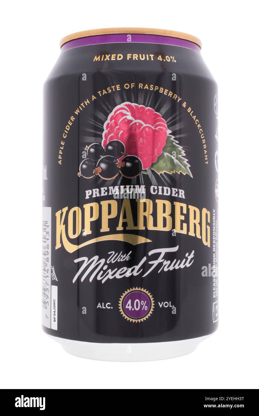 Boîte de cidre de fruit mélangé Kopparberg sur fond blanc Banque D'Images