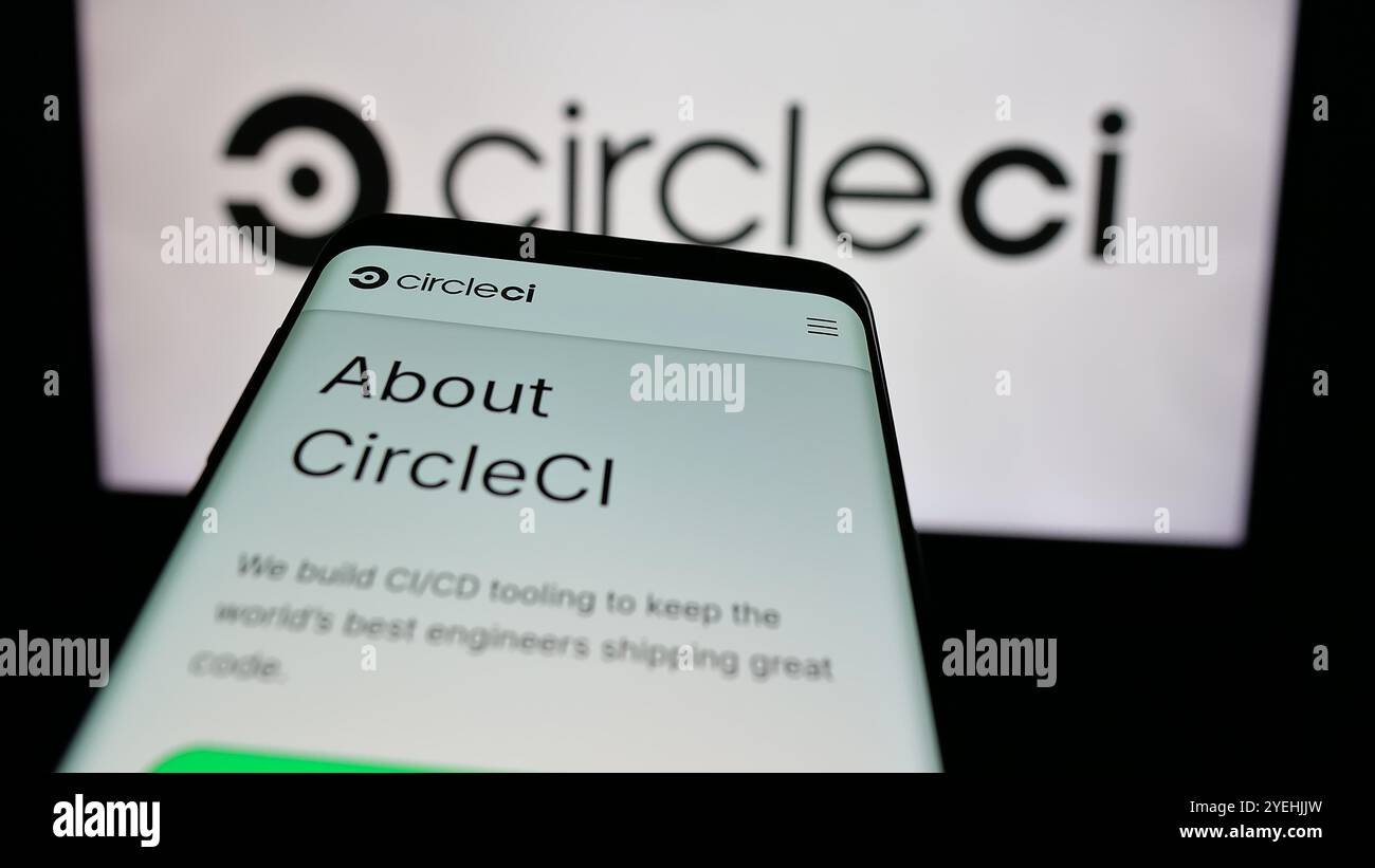 Téléphone intelligent avec le site Web de Circle Internet services Inc (CircleCI) à l'écran devant le logo de l'entreprise. Concentrez-vous sur le coin supérieur gauche de l'écran du téléphone. Banque D'Images