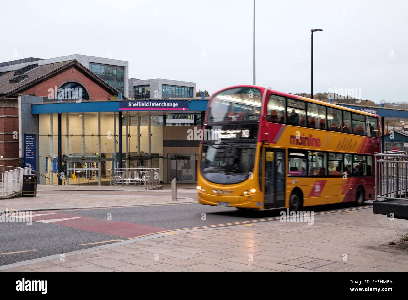 Sheffield Interchange (gare routière de Sheffield) photographié pendant les opérations en octobre 2024. Le bus tôt le matin passant la gare est un service X3 à Doncaster. Sheffield transport, Pond Street à Sheffield Banque D'Images