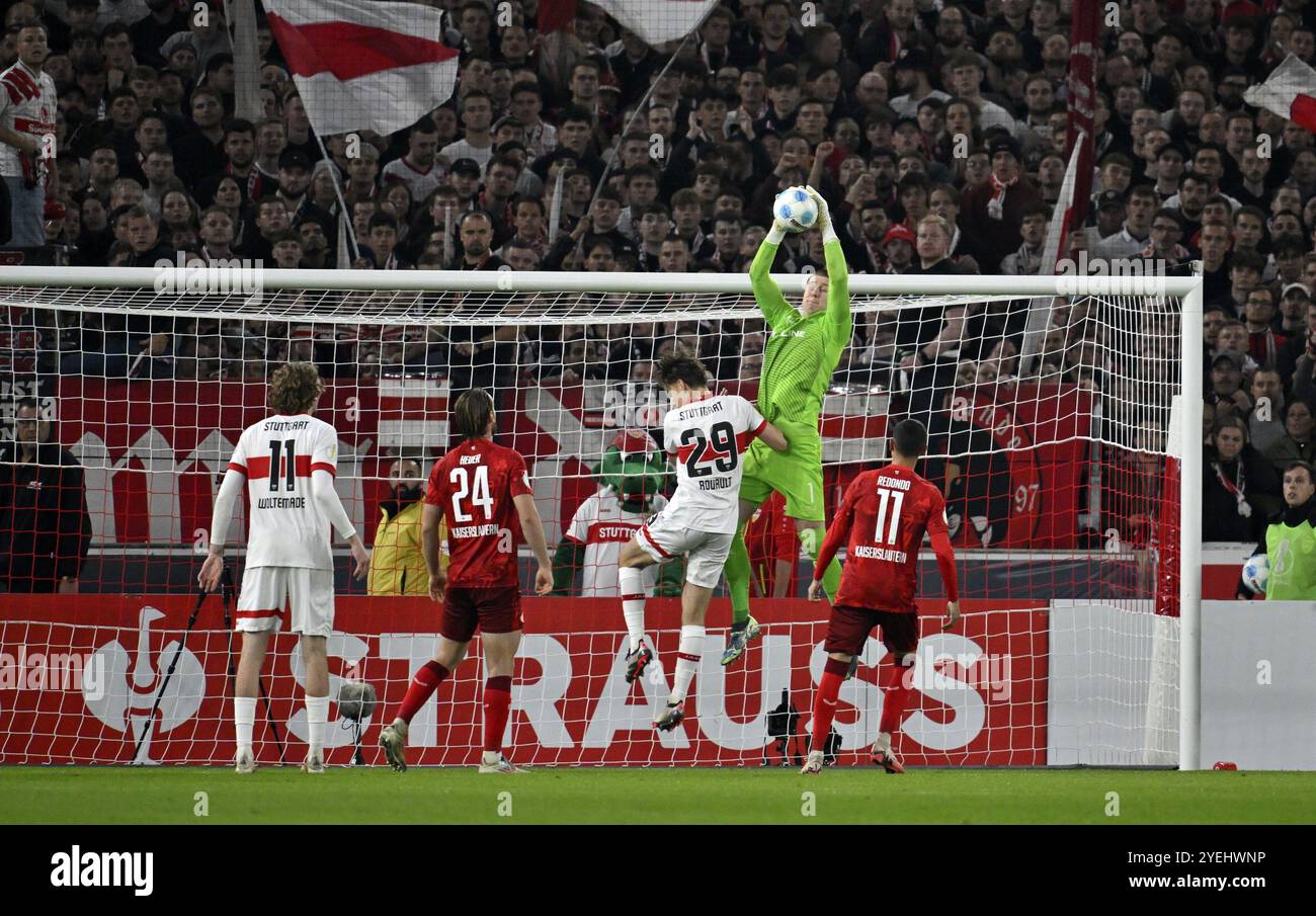 Scène de zone de pénalité, scène de zone de but gardien de but Julian Krahl 1. FC Kaiserslautern FCK (01 contre Anthony Rouault VfB Stuttgart (29) MHPArena, MHP Aren Banque D'Images