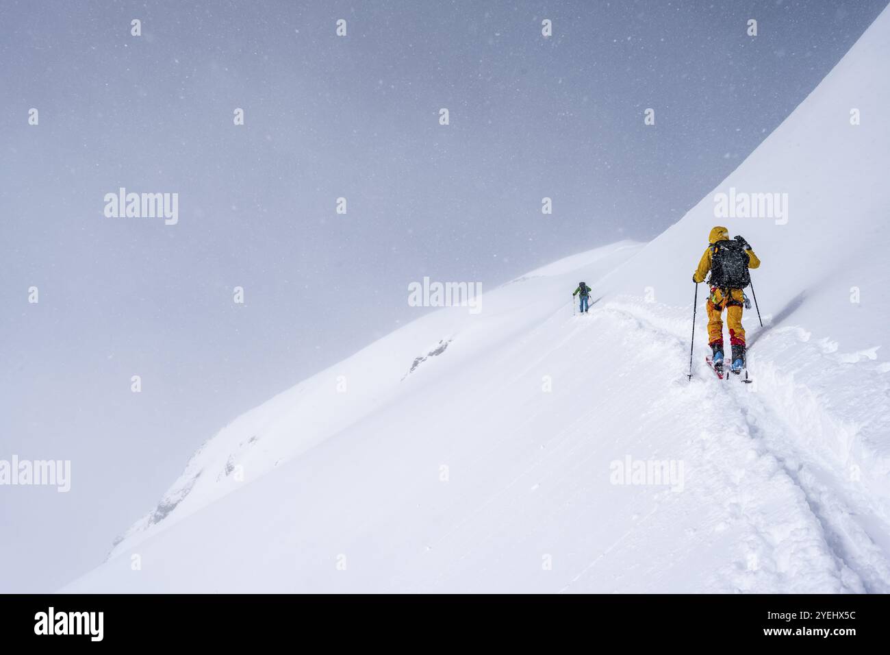 Randonneurs de ski dans un paysage de montagne enneigé, ascension vers le Wildhorn, ambiance nuageuse, haute randonnée, Alpes bernoises, Oberland bernois, Suisse, Europe Banque D'Images