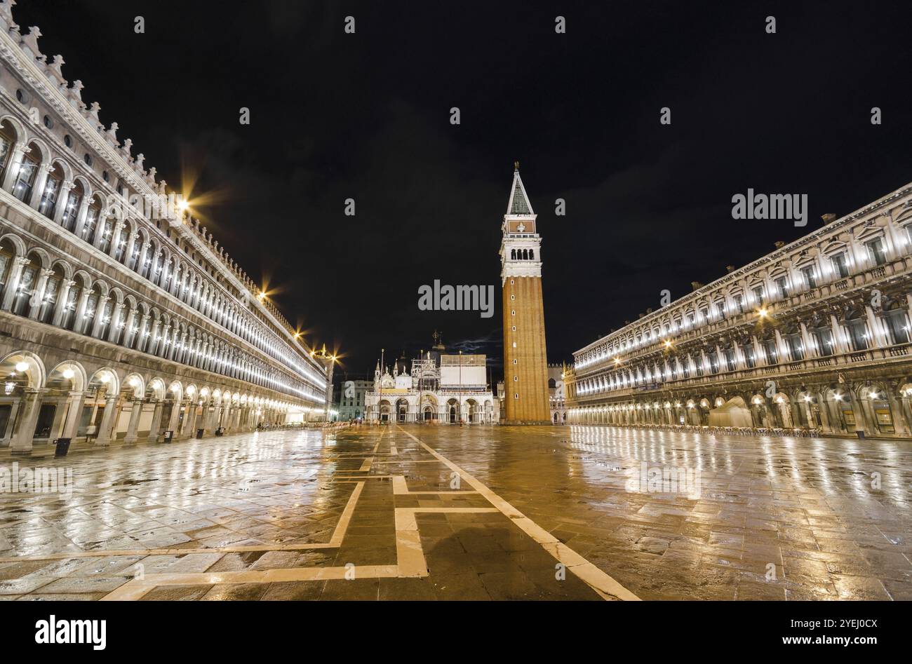 Place San Marco la nuit, Venise, Italie, Europe Banque D'Images