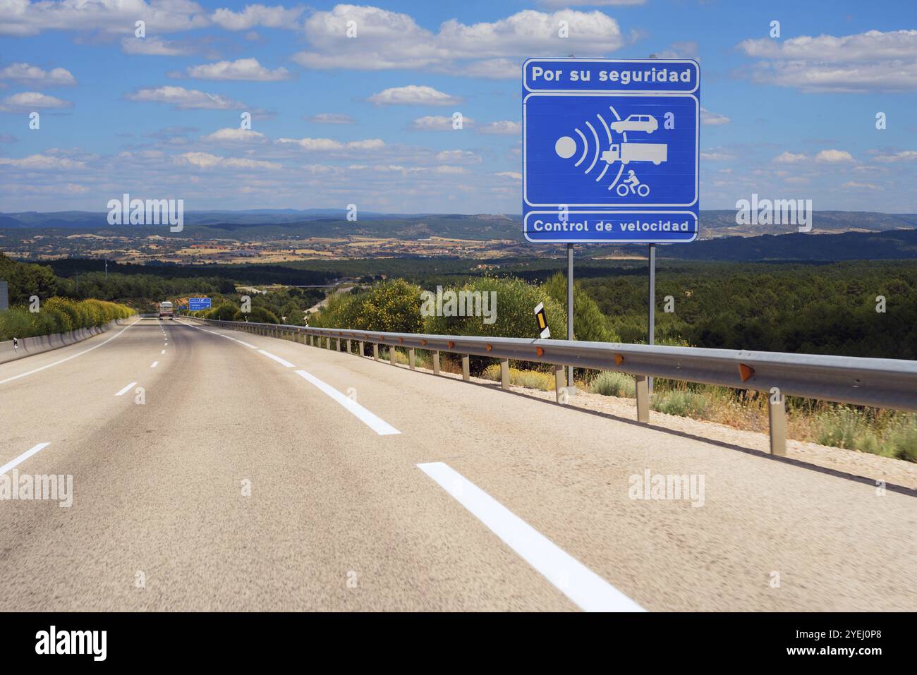 Panneau radar d'avertissement sur l'autoroute espagnole Banque D'Images