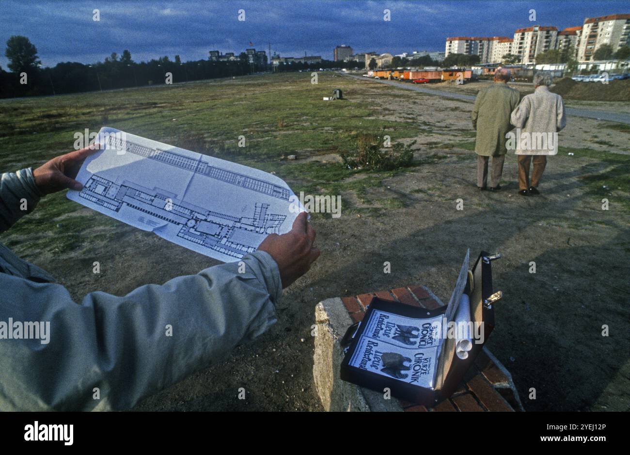 Allemagne, Berlin, 20.10.1991, sur la colline du Fuehrerbunker (anciens jardins ministériels), un vendeur de chroniques, plan des installations du bunker sous th Banque D'Images